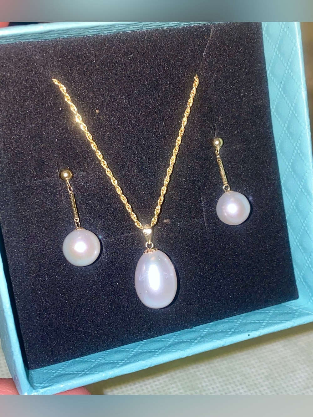 18 K Gold Pearl Pendant Necklace and Drop Earrings Set